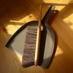 Iris Hantverk Dust Pan & Brush Set - Umber